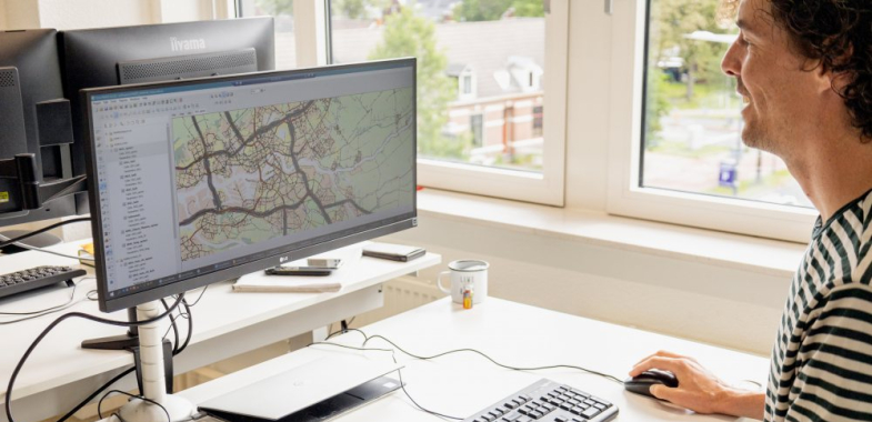 Adviseur werkt aan verkeersmodel in OmniTRANS