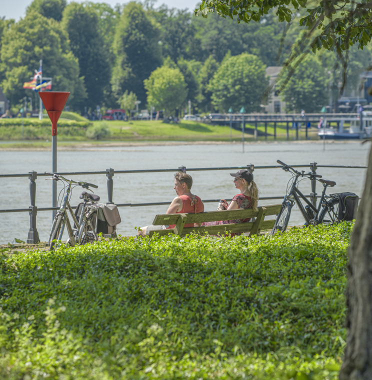 Twee fietsers pauzeren en genieten van hun omgeving
