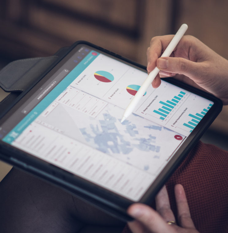 Iemand werkt met de data uit Mobiliteitsspectrum in de online omgeving van OmniTRANS Analytics