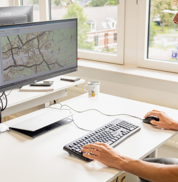 Adviseur werkt aan verkeersmodel in OmniTRANS