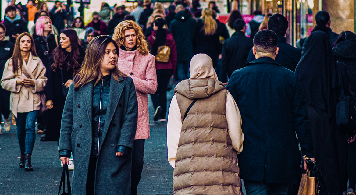 Menigte loopt door stad