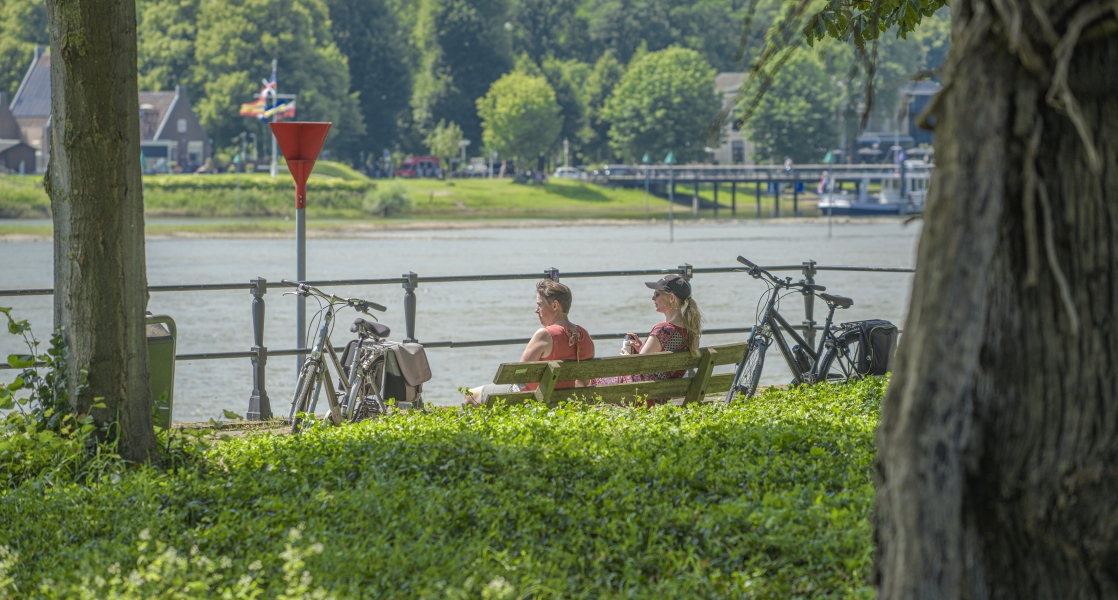 Twee fietsers pauzeren en genieten van hun omgeving