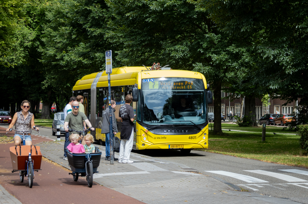 bus, fietser, voetganger
