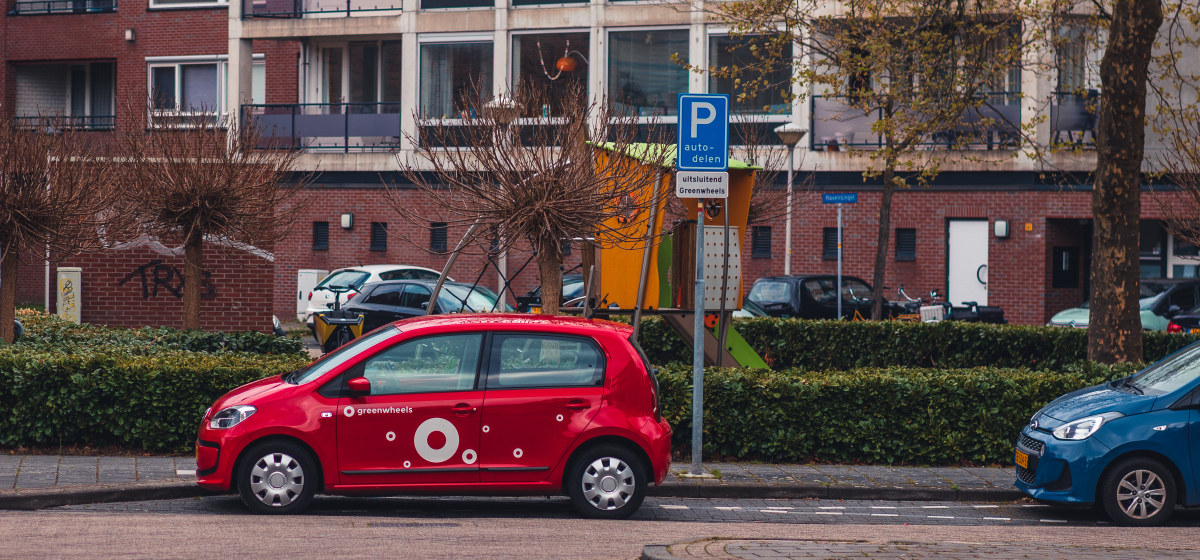 Een deelauto staat geparkeerd