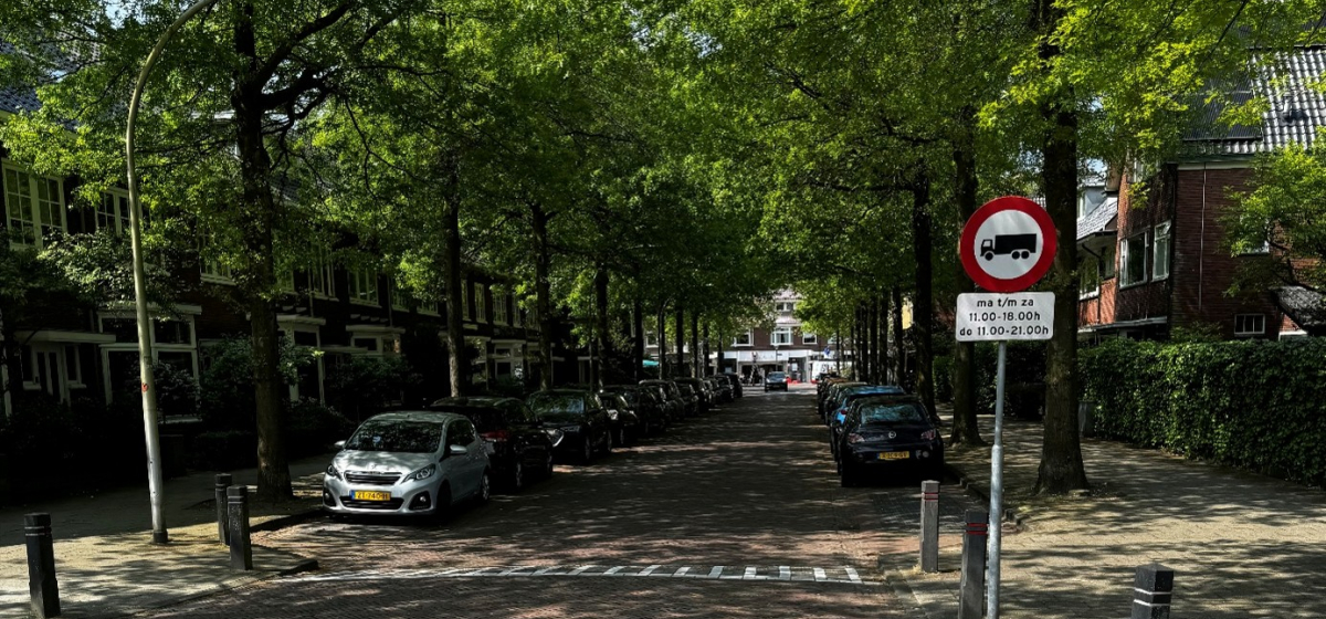 Een straat in een woonwijk in Heemstede