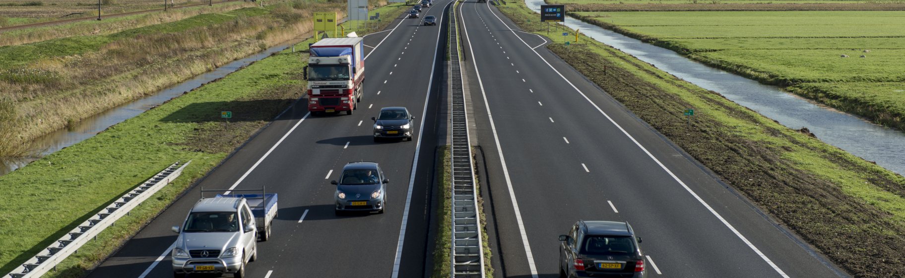 Snelweg met verkeer