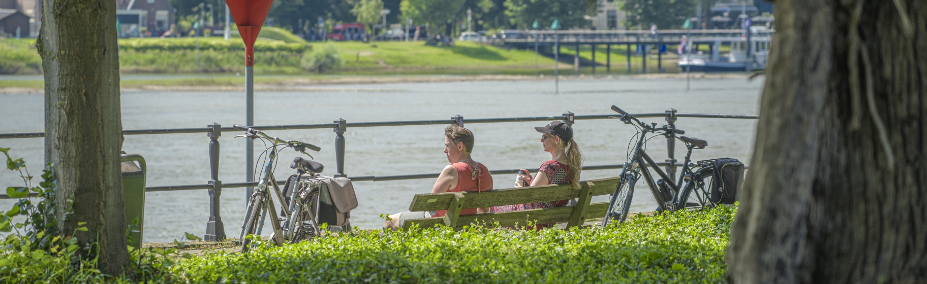 Twee fietsers pauzeren en genieten van hun omgeving