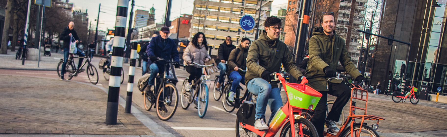 Fietsers die oversteken bij oversteekplaats met verkeerslicht