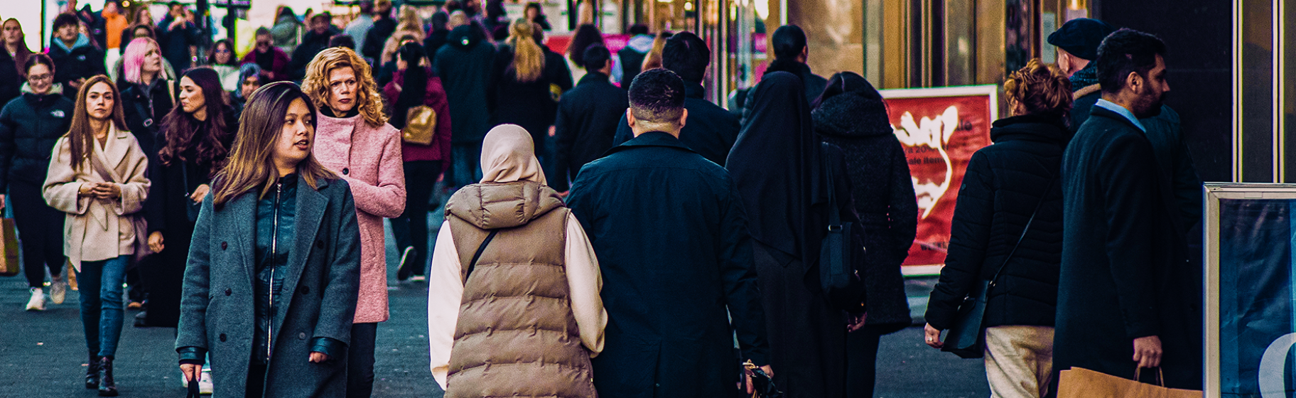 Menigte loopt door stad