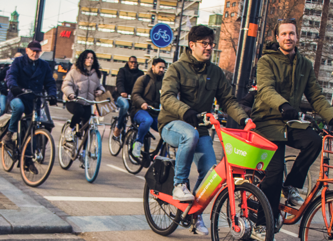 Fietsers die oversteken bij oversteekplaats met verkeerslicht