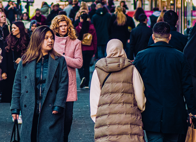 Menigte loopt door stad