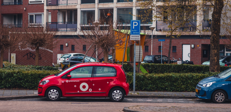 Een deelauto staat geparkeerd