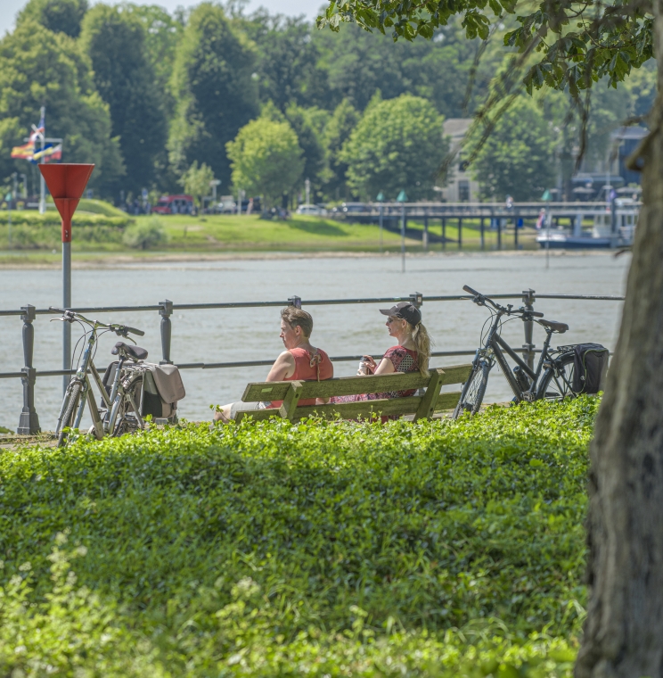 Twee fietsers pauzeren en genieten van hun omgeving