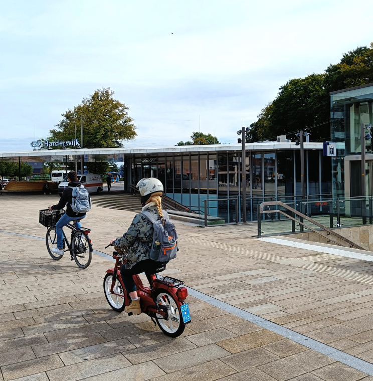 Station Harderwijk met 1 brommer en 1 fietser