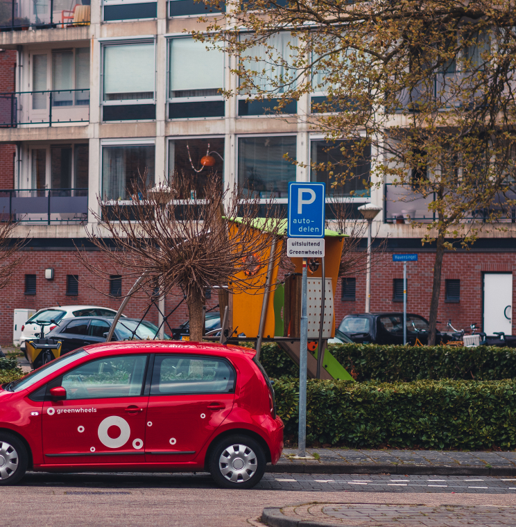 Een deelauto staat geparkeerd