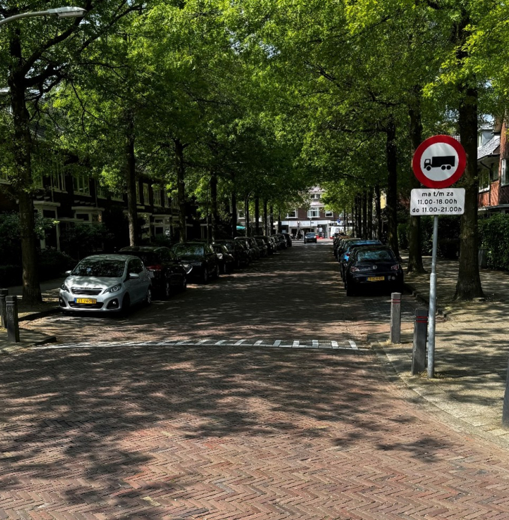 Een straat in een woonwijk in Heemstede