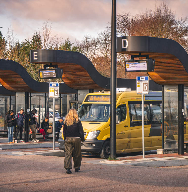Reiziger wacht bij een halte op een belbus niet aan komt rijden