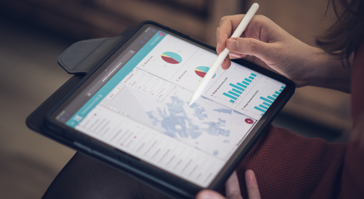 Iemand werkt met de data uit Mobiliteitsspectrum in de online omgeving van OmniTRANS Analytics