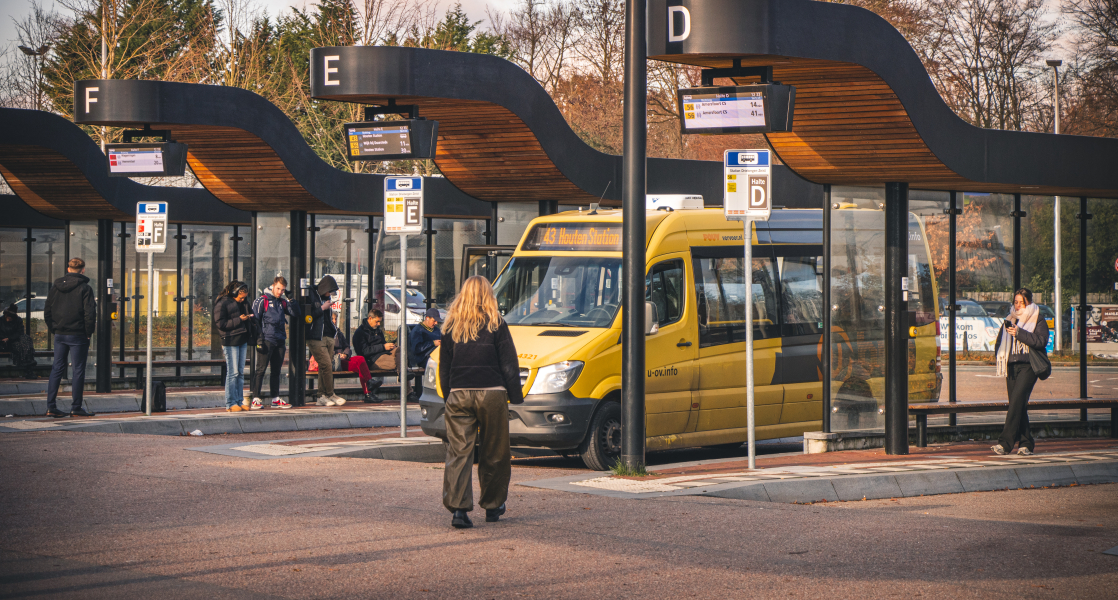 Reiziger wacht bij een halte op een belbus niet aan komt rijden