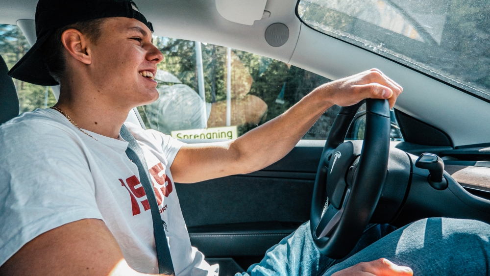 Bestuurder van auto gordel om