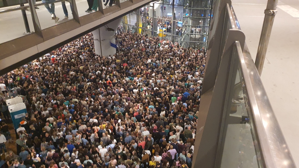 Voetgangers na evenement Bijlmer Arena
