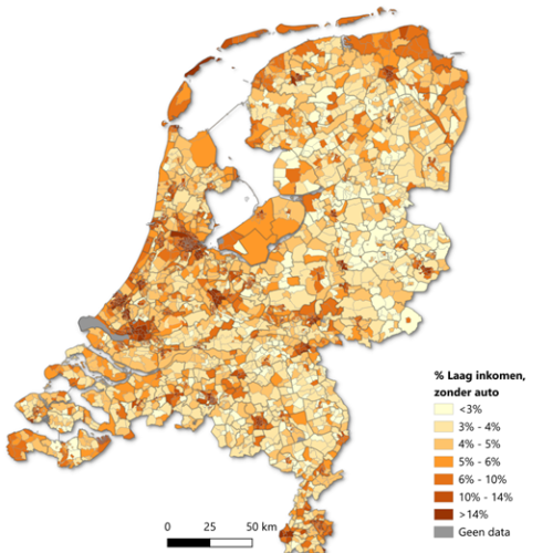 Een kaart van Nederland die percentages laat zien van mensen met een laag inkomen, zonder auto