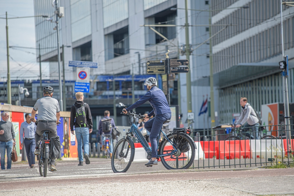 Fietsers en voetgangers zoeken hun weg tijdens werkzaamheden in Den Haag