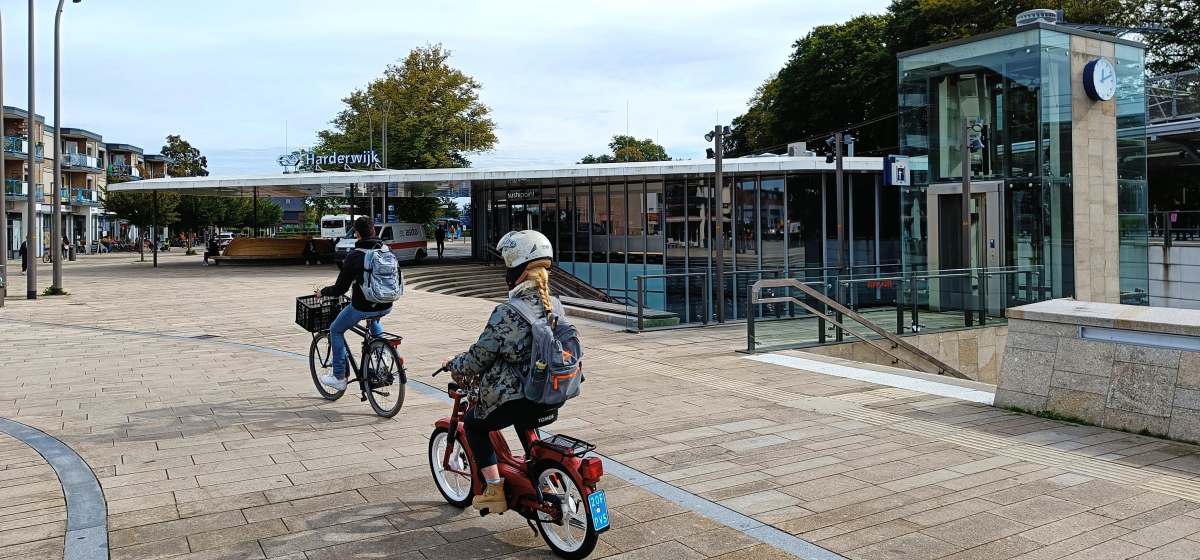 Station Harderwijk met 1 brommer en 1 fietser