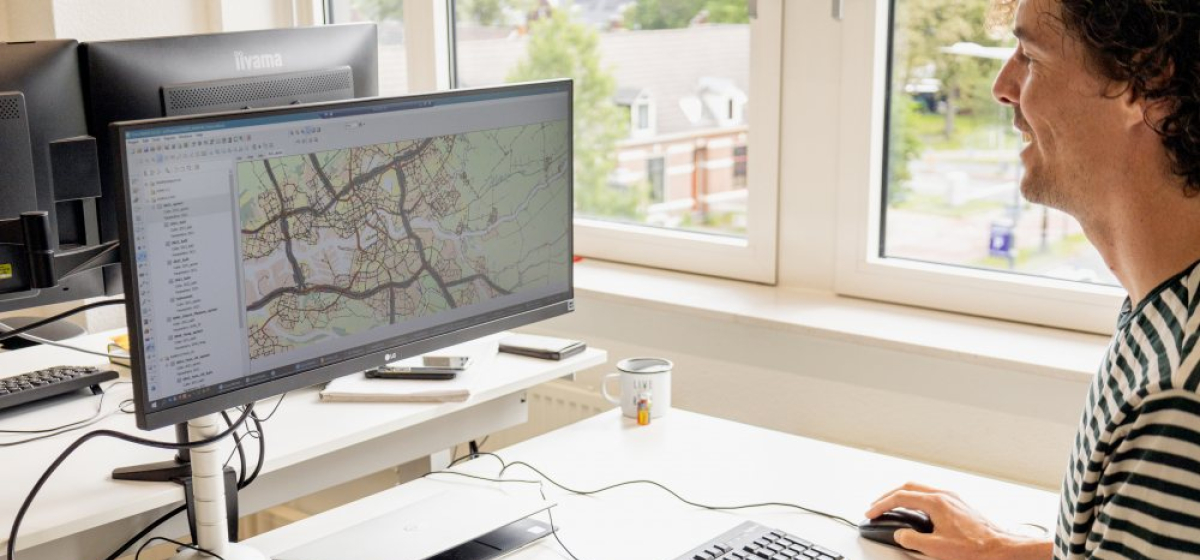 Adviseur werkt aan verkeersmodel in OmniTRANS