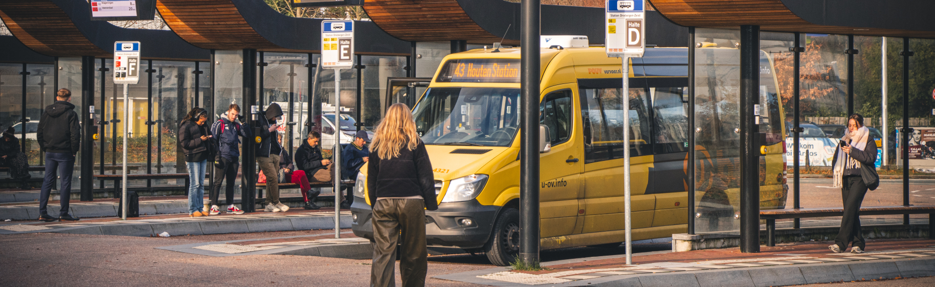 Reiziger wacht bij een halte op een belbus niet aan komt rijden