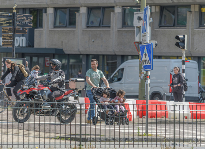 Voetgangers, fietsers, motor in Den Haag